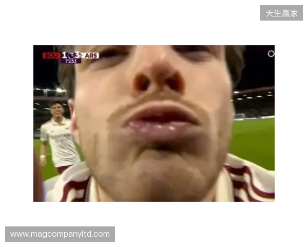 小雷：摄像机都是口水，得管你收费了！赖斯：只是轻吻了一下😂