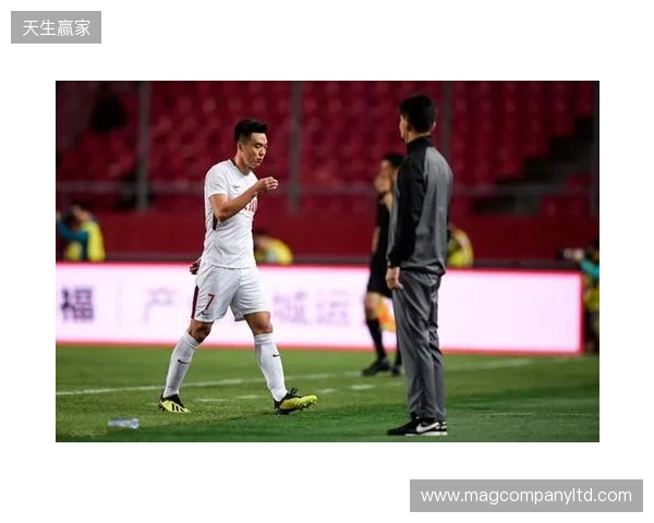 飞踹座椅染红!玉昆官方:门将教练米克尔造成恶劣影响,罚款2万